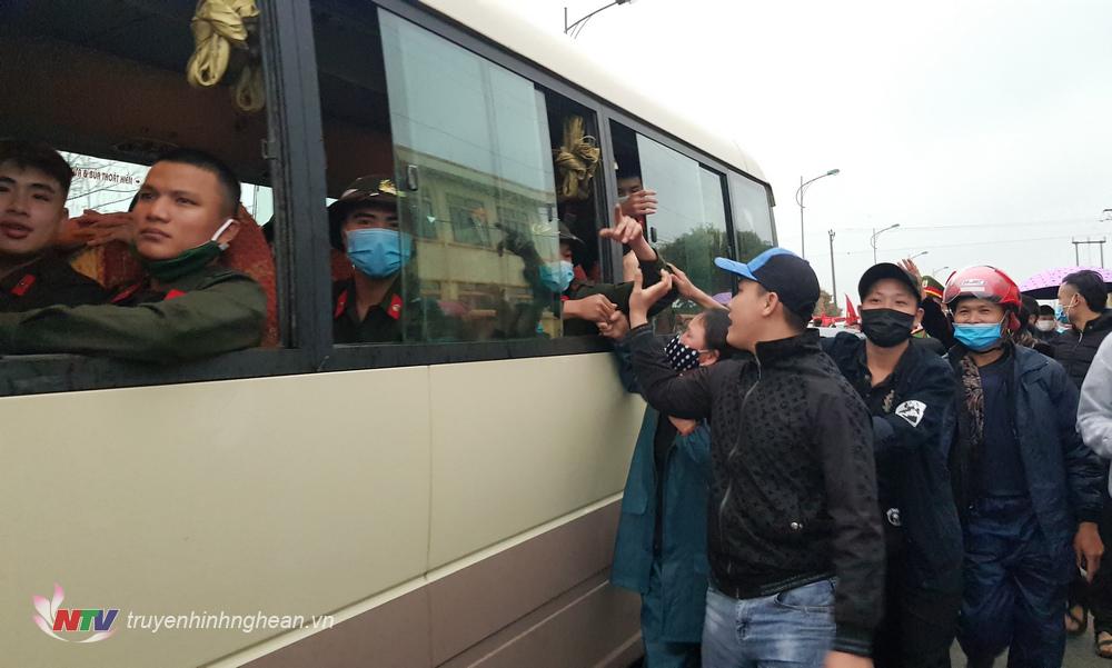 Gia đình chia tay tân binh lên đường nhập ngũ.