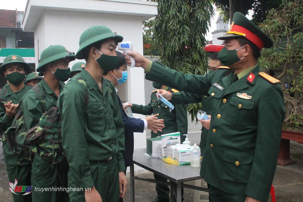 Thực hiện nghiêm công tác phòng chống dịch Covid-19 tại lễ giao nhận quân.