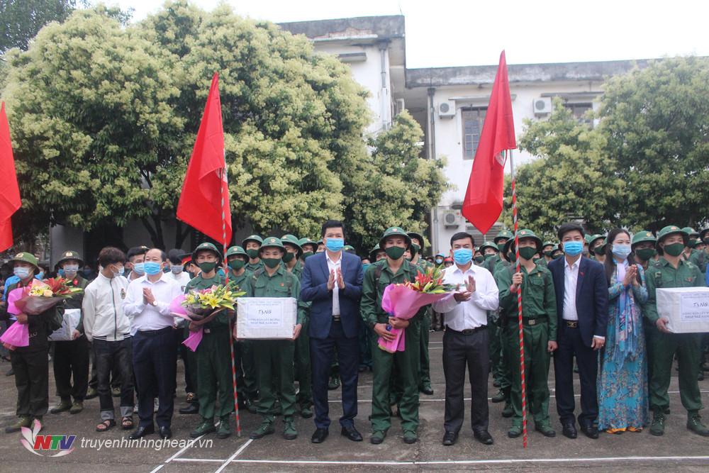 Các đại biểu tặng hoa động viên các tân binh.