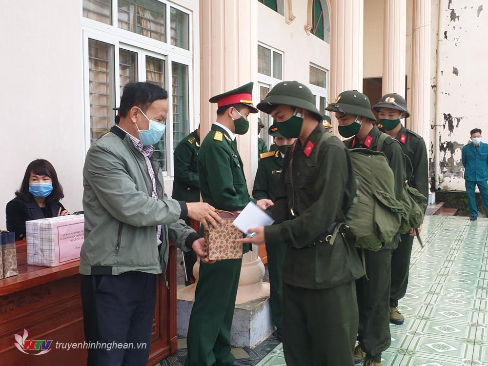 các tổ chức đoàn thể như Mặt trận tổ quốc, Liên đoàn lao động thị xã, Hội CCB, Hội phụ nữ, đoàn thanh niên Cửa Lò thăm hỏi, tặng quà.