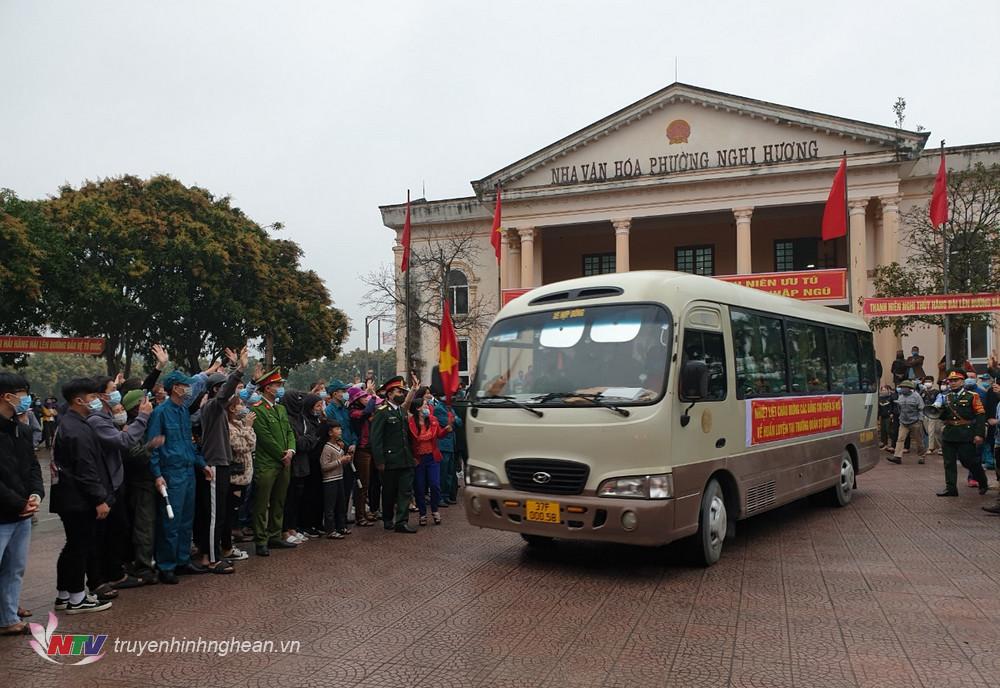 Người thân tiễn các tân binh lên đường nhập ngũ.