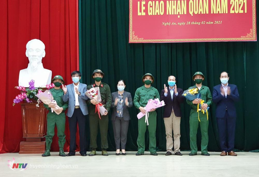 Đại diện lãnh đạo Sở, thị xã tặng quà động viên các tân binh.