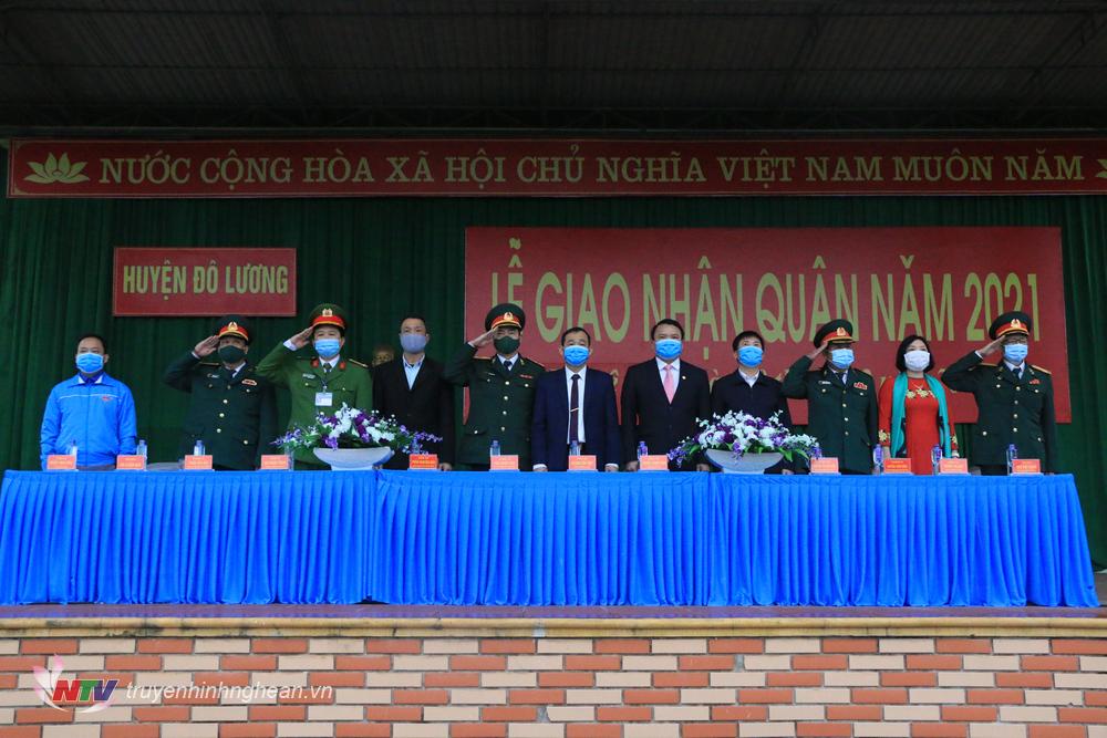 Các đại biêu dự lẽ giao nhận quân.