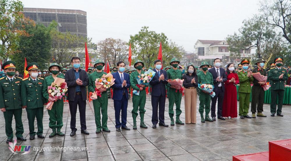 Các đại biểu tặng qua các đơn vị giao nhận quân, động viên các tân binh lên đường nhập ngũ.