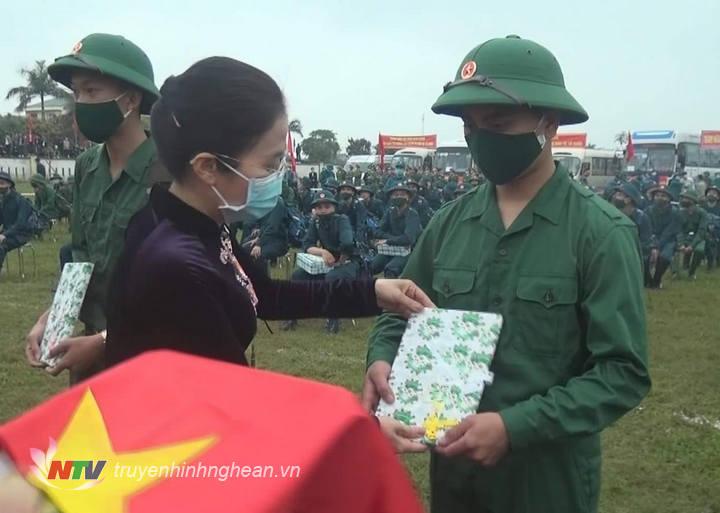 PG88 go Bắn cá UBMTTQ tỉnh Võ Thị Minh Sinh tặng quà động viên tân binh trước giờ nhập ngũ.