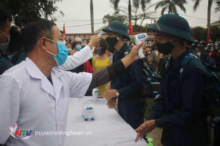 Kiểm tra thân nhiệt các tân binh trước khi vào khu vực tổ chức lễ giao nhận quân.