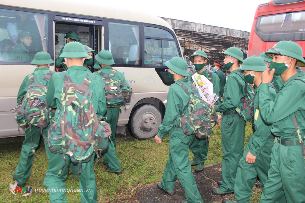 Các tân binh háo hức lên đường nhập ngũ.