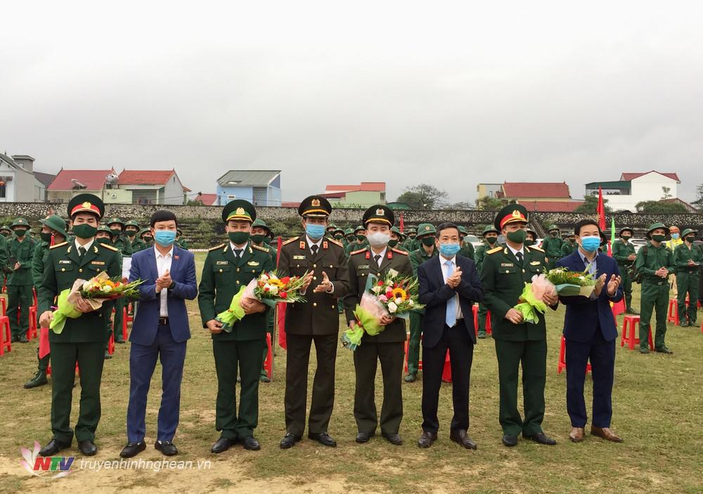 Đại diện lãnh đạo tỉnh và lãnh đạo thị xã tặng hoa cho các đơn vị tiếp nhận tân binh.
