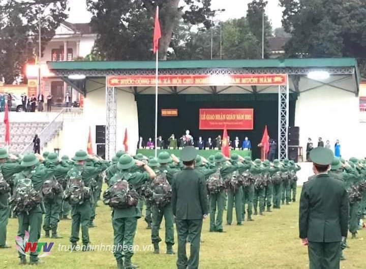 Quang cảnh lễ giao nhận quân huyện Thanh Chương.
