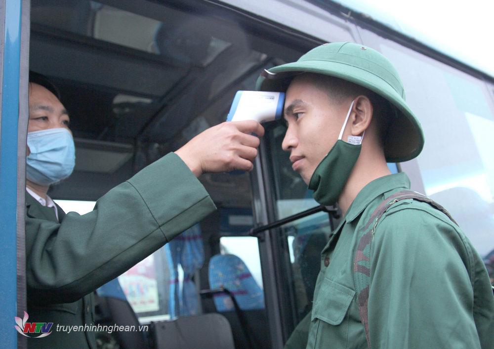 Kiểm tra thân nhiệt các tân binh.