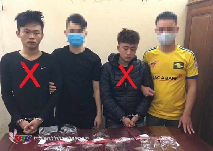 Hai đối tượng (dấu x) cùng tang vật vụ án tại cơ quan điều tra.