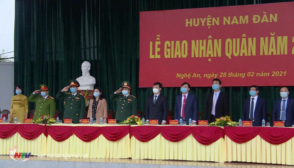 Các đại biểu thực hiện nghi lễ chào cờ.