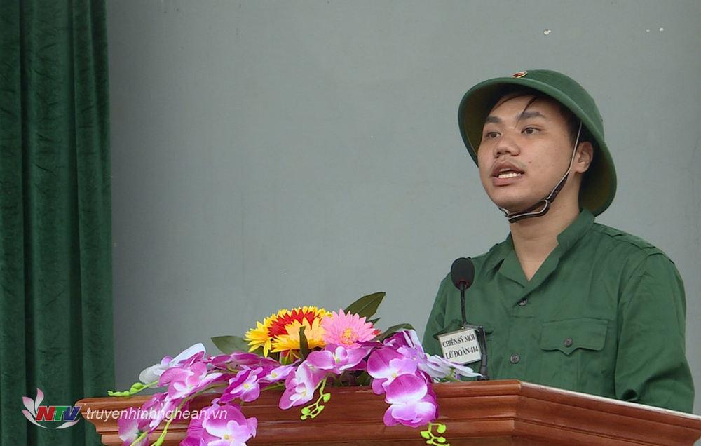 Đại diện chiến sỹ mới đọc tuyên thệ.