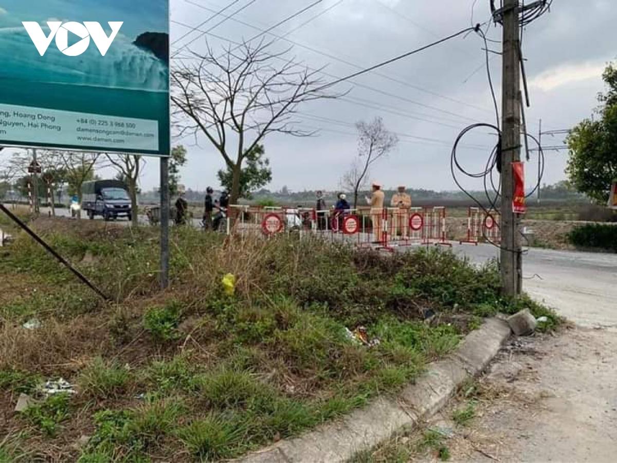 Khu vực đường vào thôn Lôi Động (xã Hoàng Động, Thủy Nguyên, Hải Phòng) đã được phong tỏa.