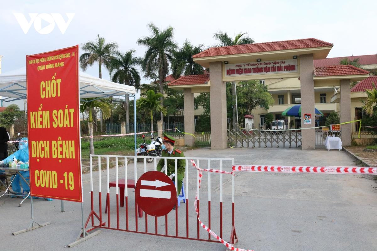 Bệnh viện Giao thông - Vận tải Hải Phòng, nơi trường hợp này làm việc, cũng đã được phong tỏa từ sáng sớm 22/2.