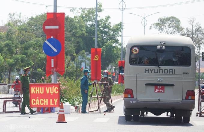 Xe quân đội chở sinh viên đi đến khu cách ly tập trung.