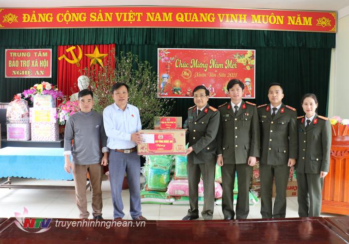 Tặng quà Tết cho Trung tâm bảo trợ xã hội tỉnh.