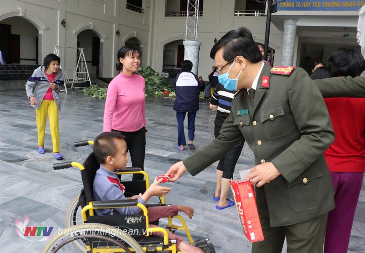 Tặng quà cho các bạn nhỏ 