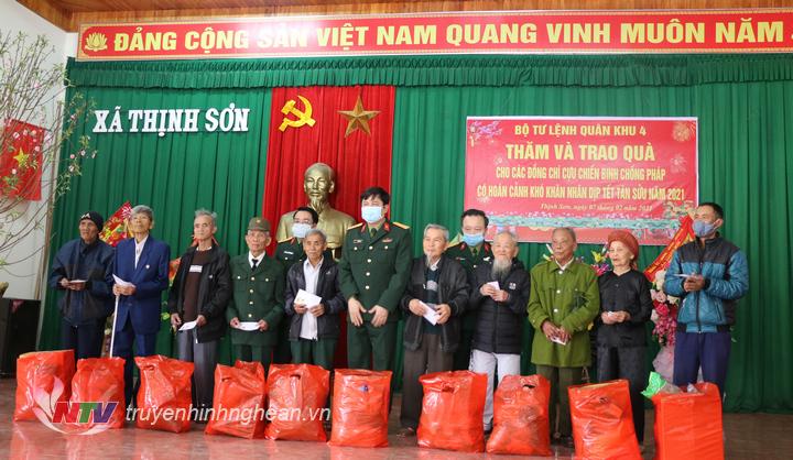 Trao quà Têt cho CCB xã Thịnh Sơn.