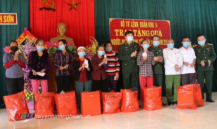 Trao quà Tết cho các hộ có hoàn cảnh khó khăn và CCB xã Minh Sơn.