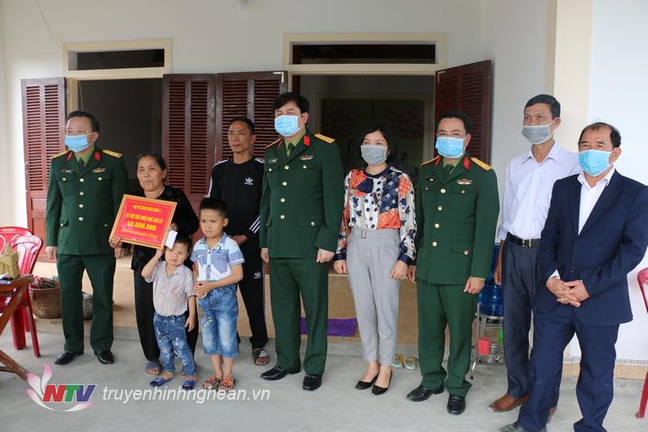 Trao hỗ trợ xây nhà tình nghĩa.