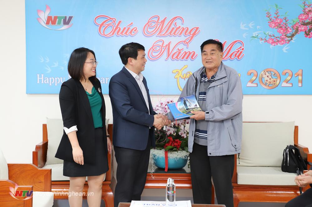 Lãnh đạo Đài PT-TH PG88 go Bắn cá trao tặng sách ảnh Đài PT-TH Nghe