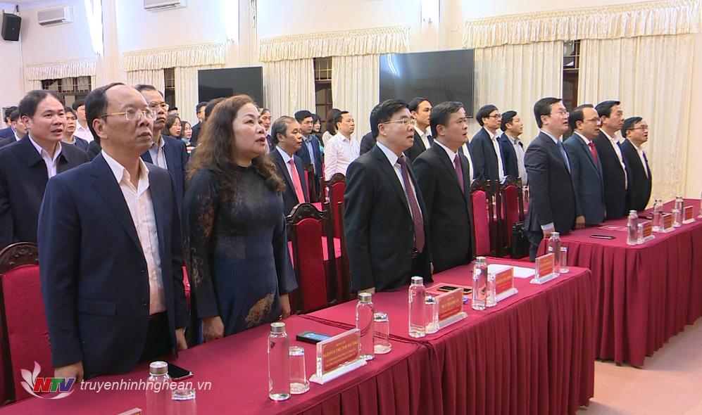Các đại biểu thực hiện nghi lễ chào cờ.