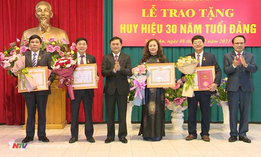 Các đồng chí: Thái Thanh Quý - Ủy viên Trung ương Đảng, Bí thư Tỉnh ủy; Nguyễn Nam Đình - Ủy viên Ban Thường vụ Tỉnh ủy, Bí thư Đảng ủy Khối Các cơ quan tỉnh trao các quyết định, Huy hiệu Đảng và tặng hoa chúc mừng 4 đồng chí.