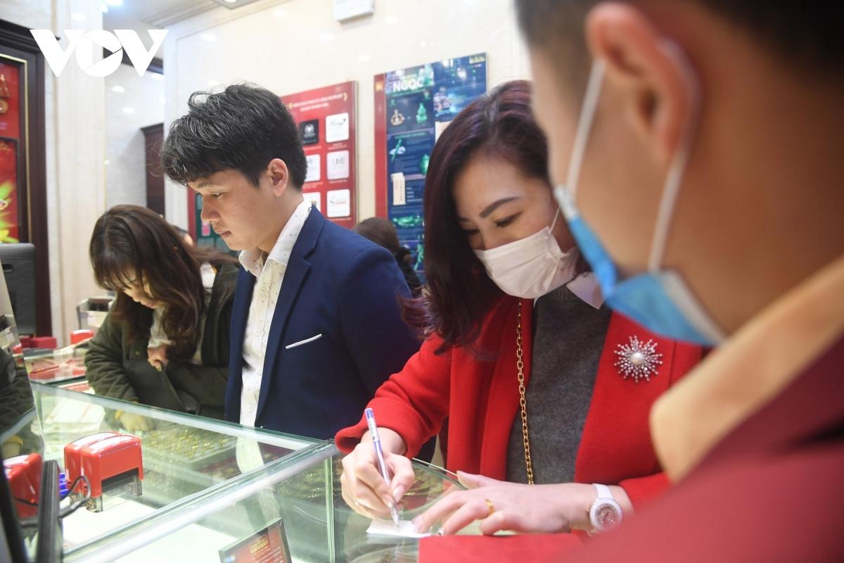 Nhiều người chen chân xếp hàng để mua vàng cầu may vào ngày vía Thần Tài.