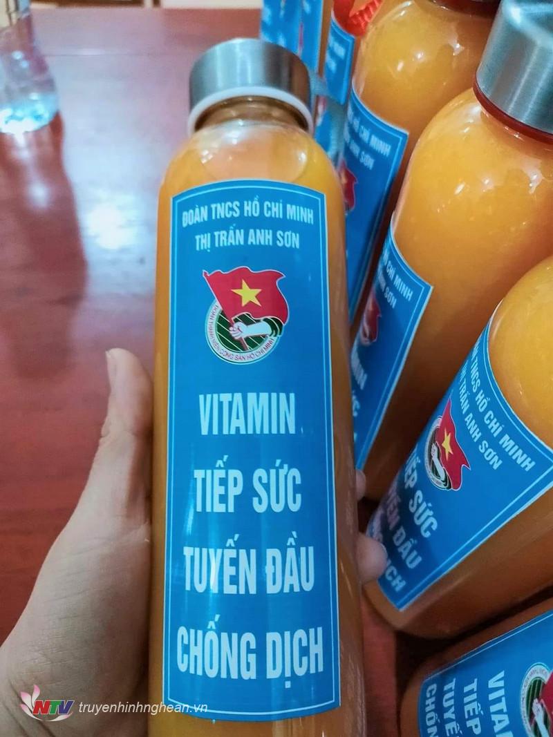 Hàng chục chai nước cam nguyên chất được gửi đến tuyến đầu chống dịch mỗi ngày.