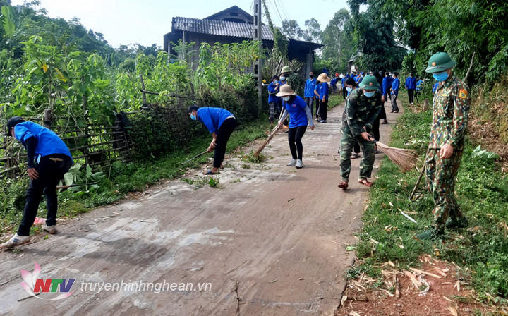 Trung úy Lương Văn Lợi, Đồn Biên phòng Keng Đu cùng đoàn viên thanh niên địa phương vệ sinh giữ gìn cảnh quan môi trường xanh, sạch, đẹp.