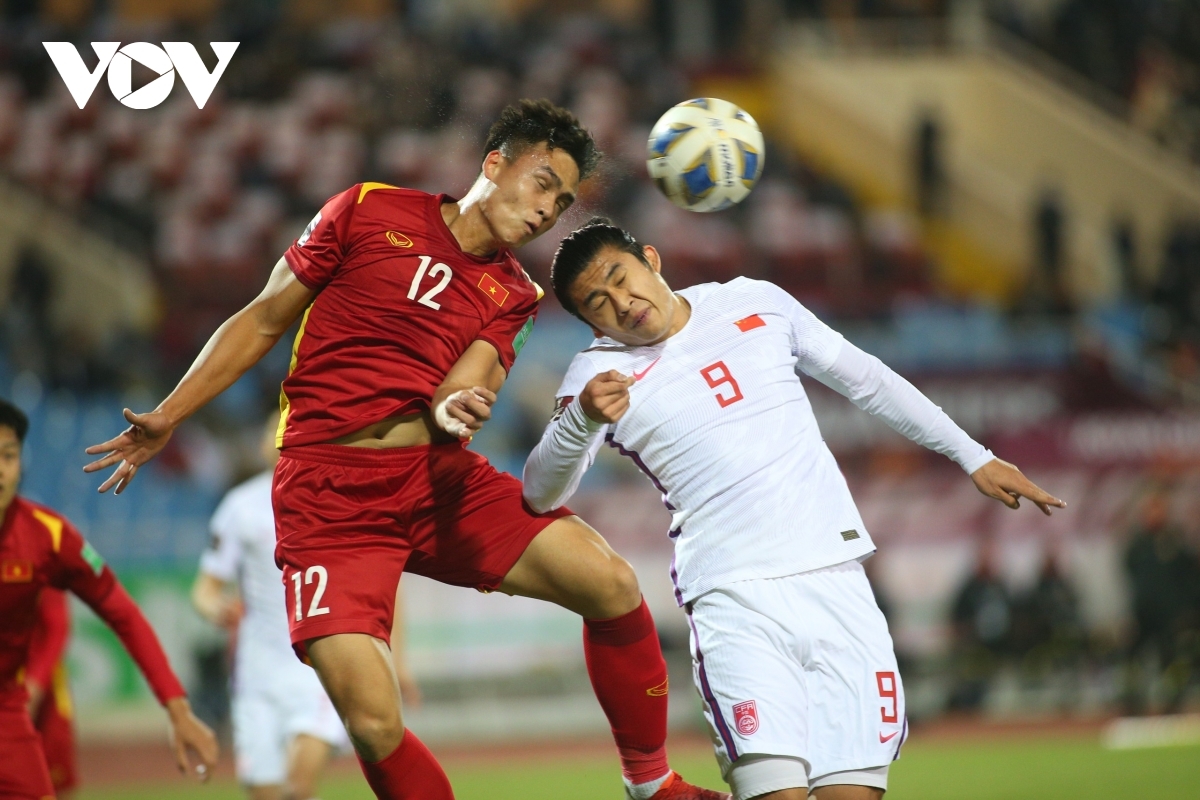 Ilhan Fandi đánh đầu mở tỷ số cho U23 Singapore trong trận gặp U23 Thái Lan. (Ảnh: FAS)