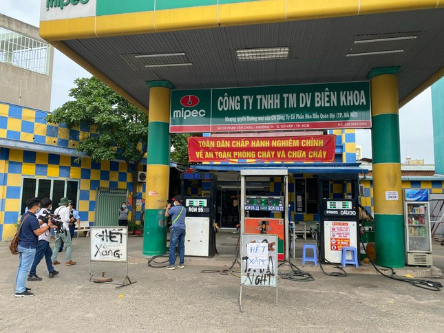 Một cây xăng trên đường Phạm Văn Chiêu (quận Gò Vấp) treo bảng hết xăng.