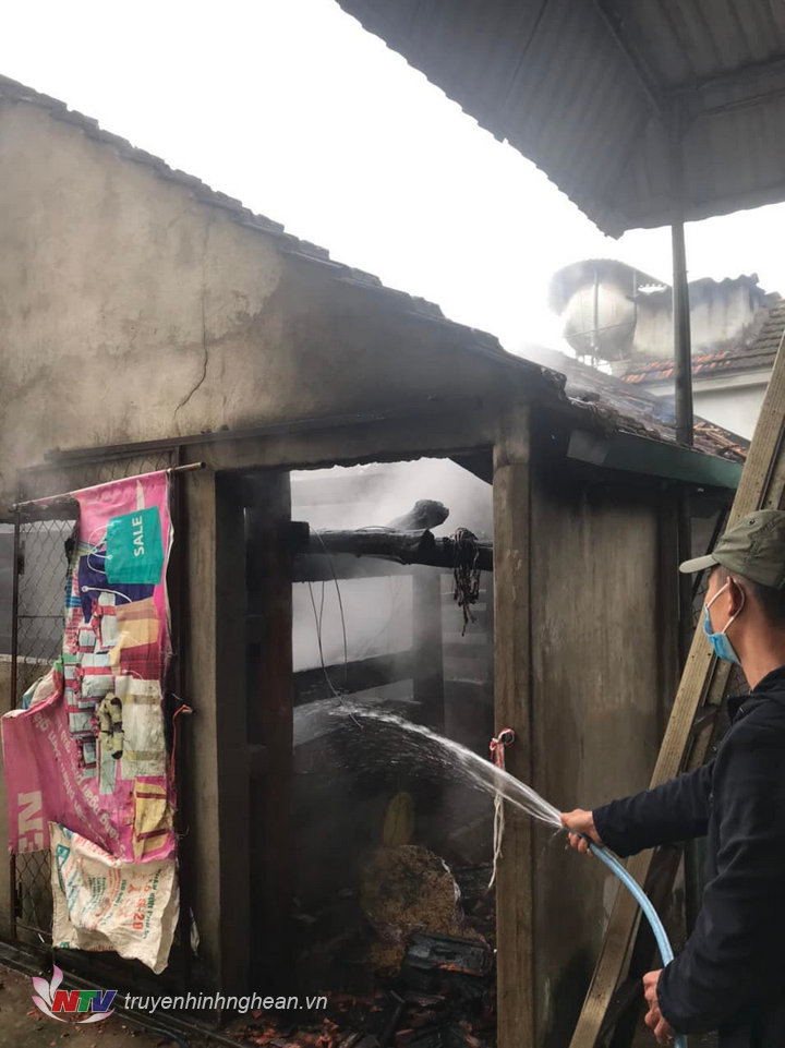 Người dân kịp thời hỗ trợ dập lửa.
