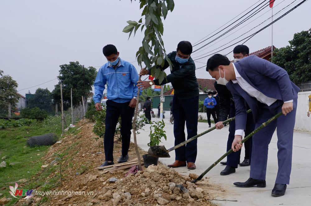Ngay sau lễ ra quân, các đoàn viên thanh niên đã tham gia trồng cây xanh, vẽ tranh các cột điện, chỉnh trang tuyến đường kiểu mẫu tại xóm 3 xã Nam Anh.