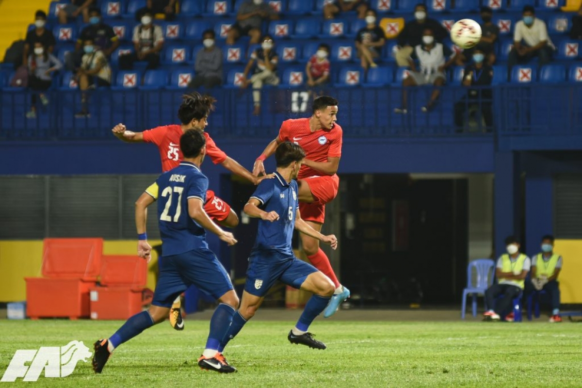Ilhan Fandi đánh đầu mở tỷ số cho U23 Singapore trong trận gặp U23 Thái Lan. (Ảnh: FAS)