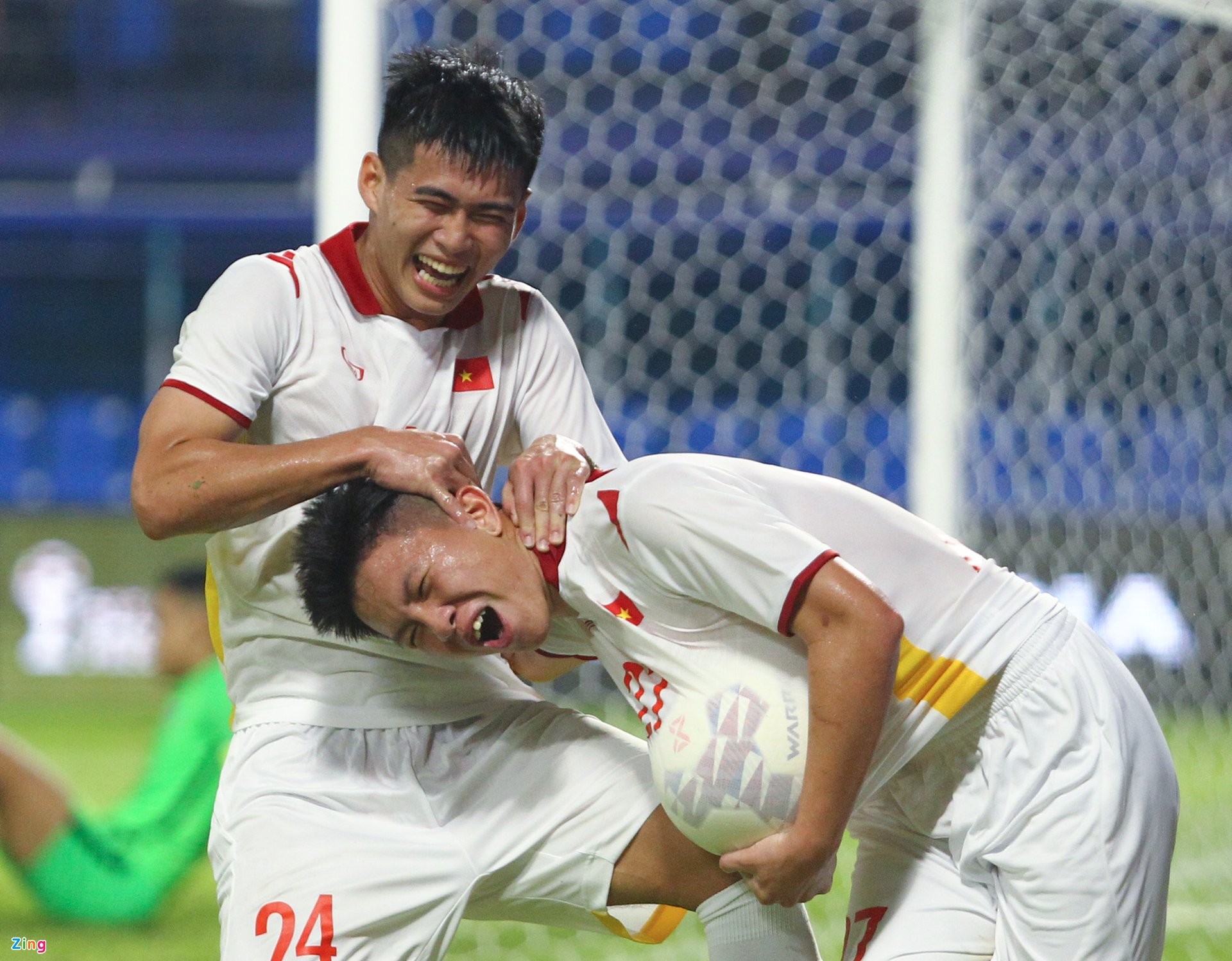Vũ Tiến Long (phải), người ấn định chiến thắng 7-0 trước U23 Singapore, chia tay giải đấu sớm vì mắc Covid-19. Ảnh: Nguyên Khang.
Vũ Tiến Long (phải), người ấn định chiến thắng 7-0 trước U23 Singapore, chia tay giải đấu sớm vì mắc Covid-19. Ảnh: Nguyên Khang.