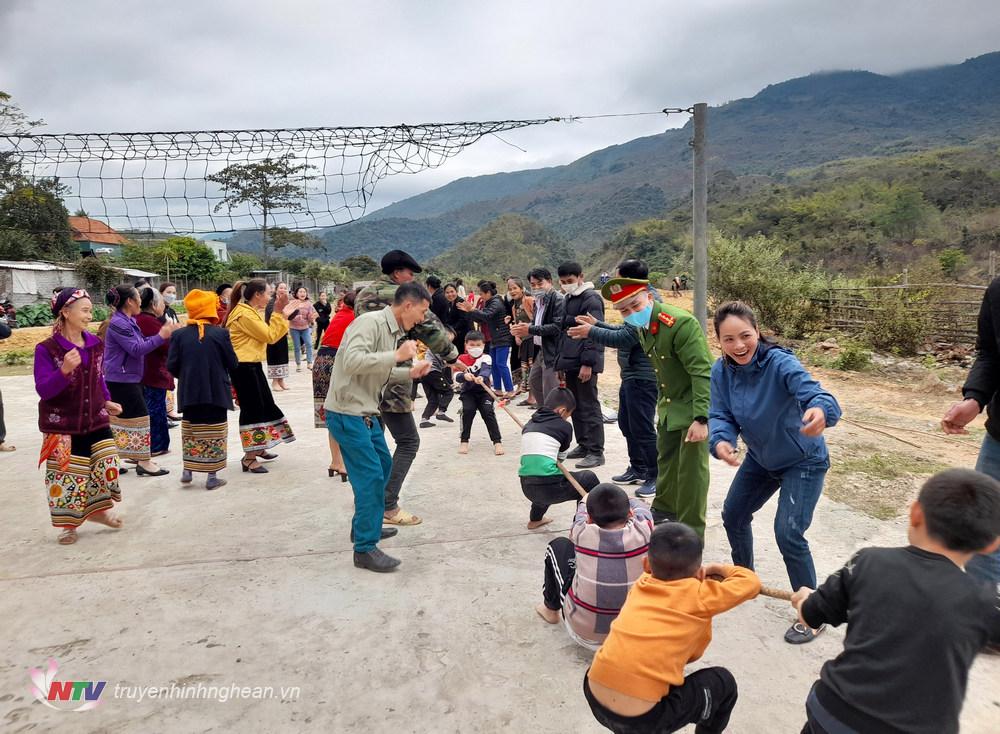 Vui kéo co giữa các cụm trong bản