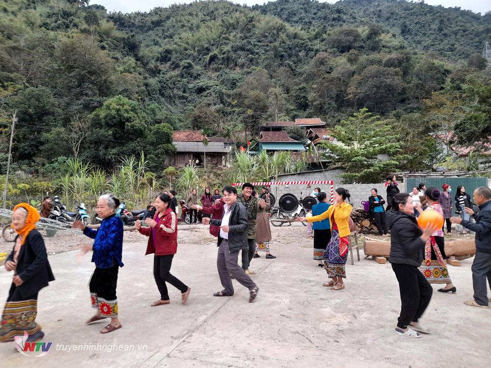Múa quảnh lòng của người Thái