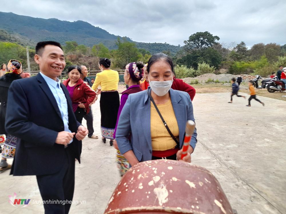 bà con vui đón mùa xuân mới