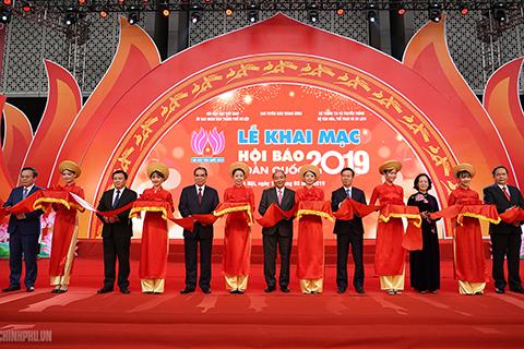Các đại biểu cắt băng Xổ Số PG 88 Hội báo toàn quốc 2019.