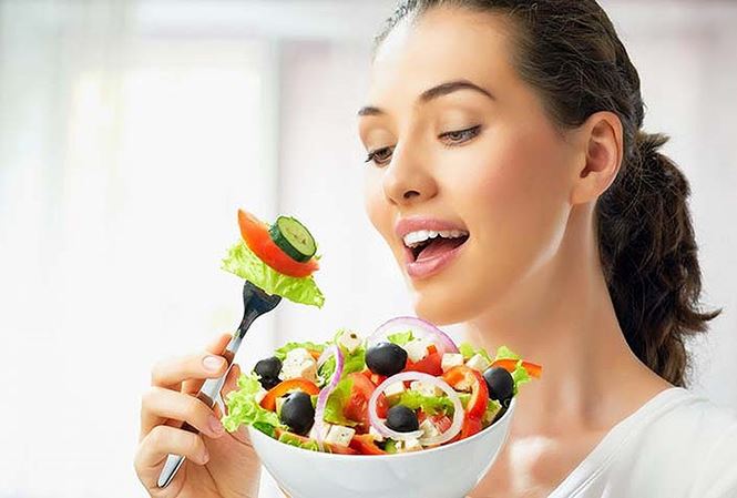 Nếu bạn không thấy ngon miệng vào buổi sáng, một cốc nước sẽ giúp ích.  ​