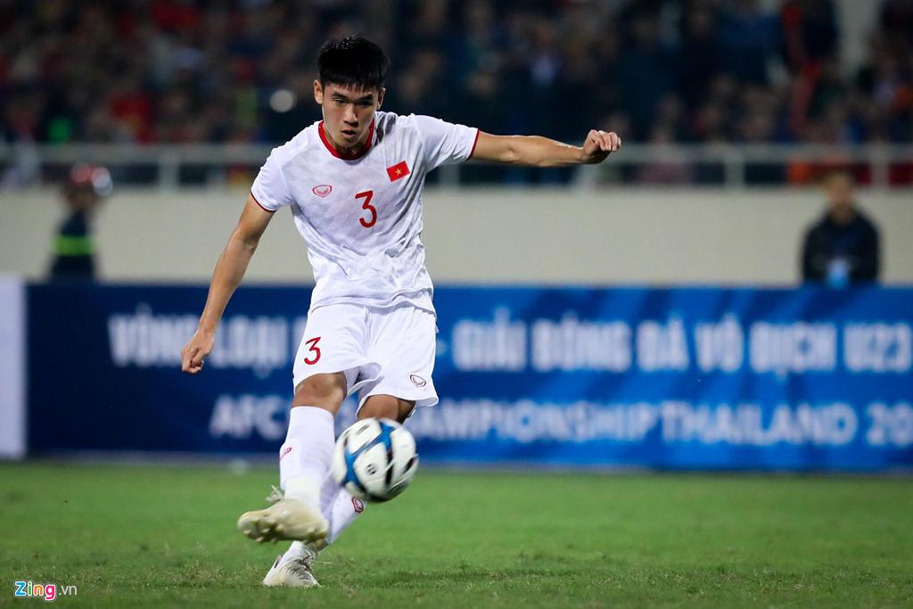 ​  Trung vệ Huỳnh Tấn Sinh (1998, Quảng Nam): Tiếp nối thành công của thế hệ U20 PG 88 Nổ Hũ, Huỳnh Tấn Sinh lên U23 và ngay lập tức có suất đá chính. Anh chơi ổn định suốt 3 trận và còn thể hiện khả năng bằng những cú sút phạt trực tiếp. Bên cạnh hai “người cũ” Đình Trọng, Thành Chung, Tấn Sinh được xem là phát hiện mới của HLV Park Hang-seo ở bộ 3 trung vệ.  ​