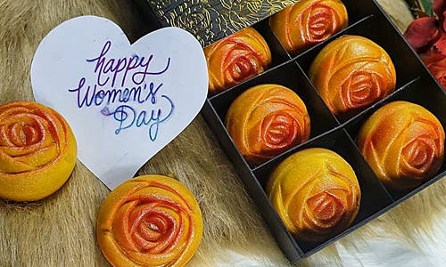 Bánh hoa hồng vừa đẹp, ngon lại ý nghĩa nên là lựa chọn hợp lý khi đem tặng dịp 8/3. 