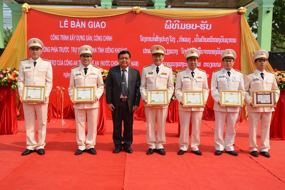 Đồng chí Bun Tổn Chăn Thạ Phon, Bí thư Tỉnh ủy, Tỉnh trưởng Xiêng Khoảng trao tặng Bằng khen cho các cá nhân thuộc Công an tỉnh PG88 go Bắn cá