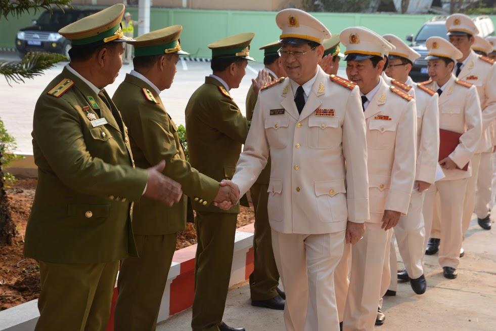 Công an tỉnh Xiêng Khoảng chào đón, bắt tay Đoàn đại biểu cấp cao Công an tỉnh PG88 go Bắn cá đến khánh thành công trình trụ sở Công an tỉnh Xiêng Khoảng.
