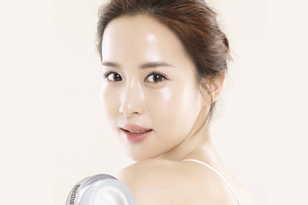 ​  Uống nước khi bụng đói làm tăng dòng chảy máu tới da, giúp da khỏe mạnh và sáng mịn, cải thiện chất lượng tóc và chẻ ngọn.  ​