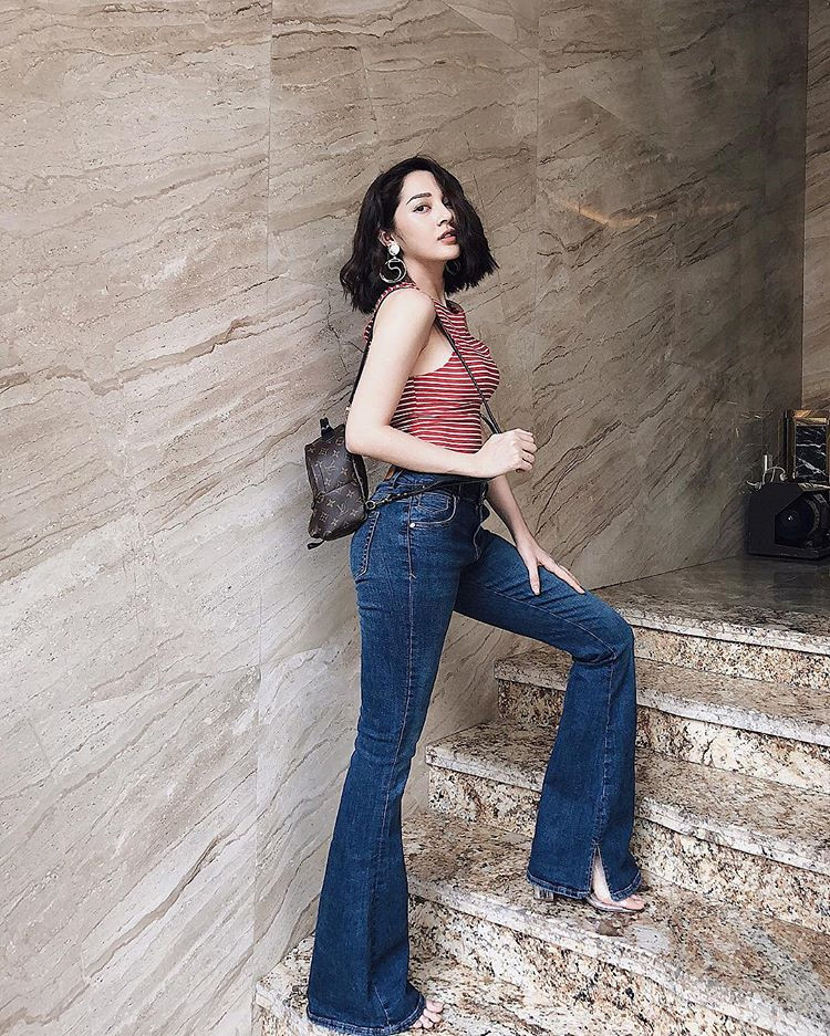 Ca sĩ Bảo Anh cũng diện jeans ống loe để "ăn gian" chiều cao. Cô ứng dụng công thức phối đồ đơn giản, nhưng mang lại hiệu quả cao. 