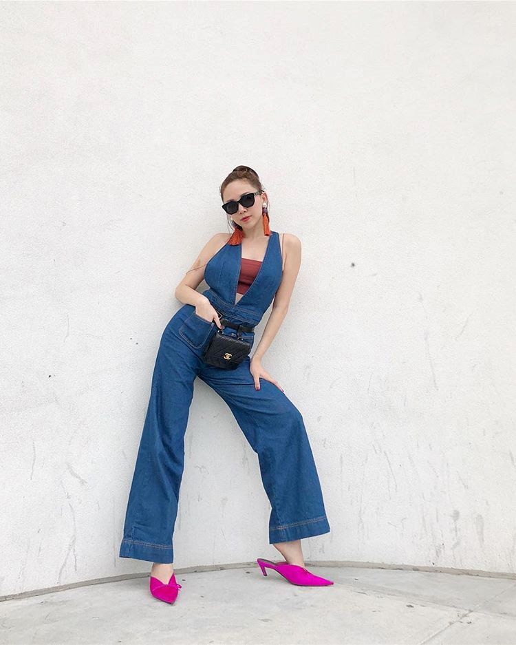 Các tín đồ của jumpsuit ít nhiều sẽ được truyền cảm hứng từ phong cách sexy của ca sĩ Tóc Tiên. 