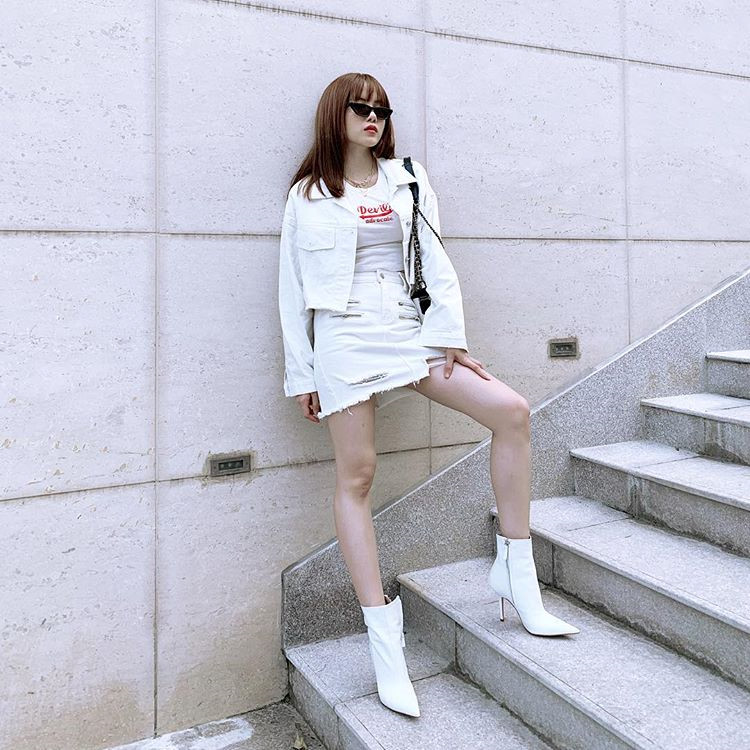 Một set "cây trắng" như Thiều Bảo Trâm cũng là gợi ý thú vị cho những tín đồ thích sự trẻ trung và phá cách. 